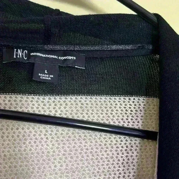 I see international concept, woman, blouse size large. - Picture 4 of 5